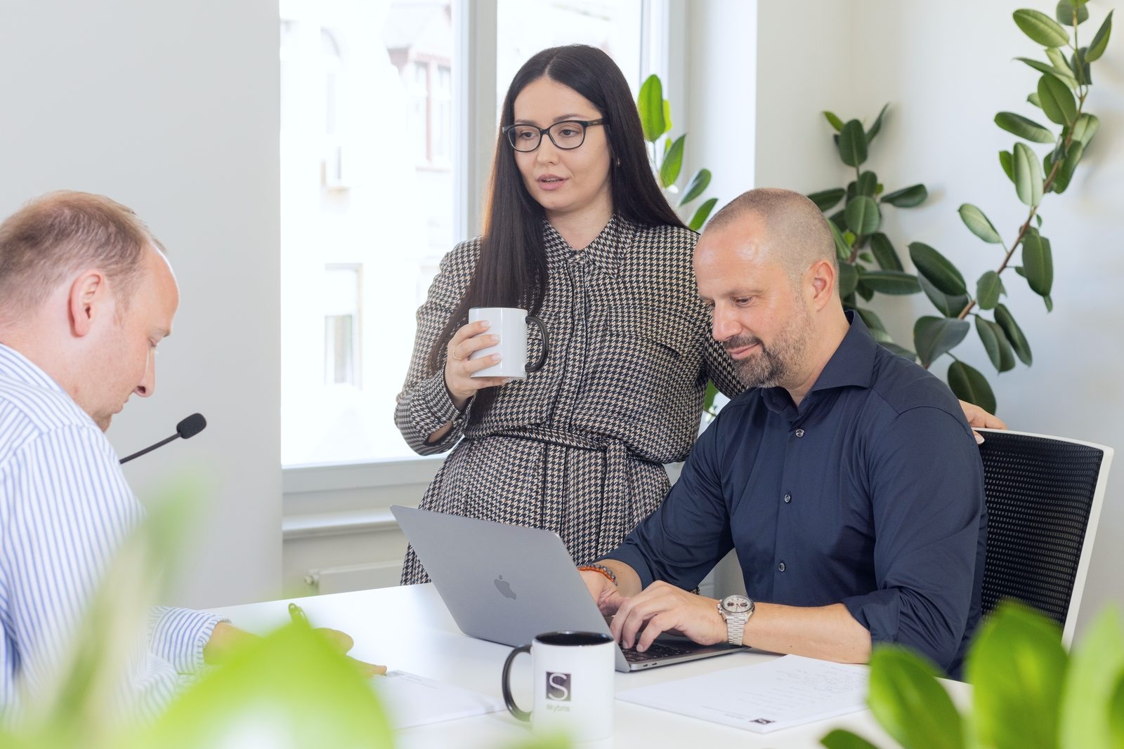 Christian Cascetta, Simona Temelkovska und David Blumenstock im Arbeitsalltag bei skybris
